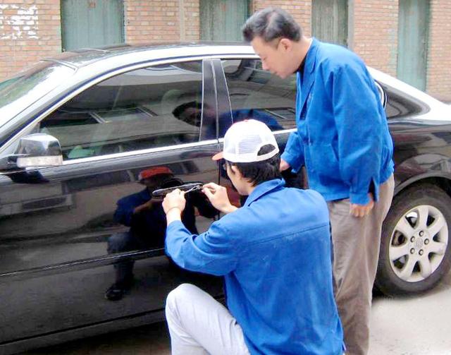 亚运村汽车钥匙丢在车里面怎么办?